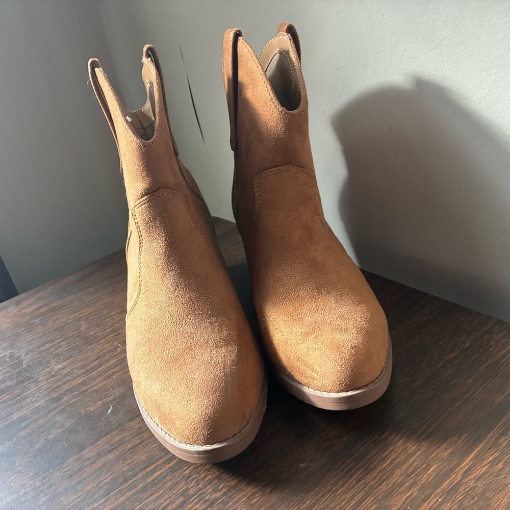 Chariot & Co Women’s Size 6 Tan Suede Ankle Boots